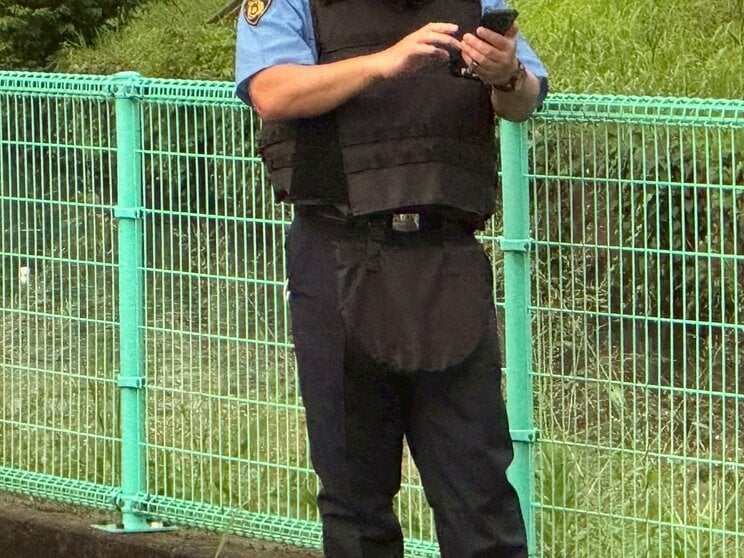 現場付近で交通整理にあたる警察官（撮影/集英社オンライン）