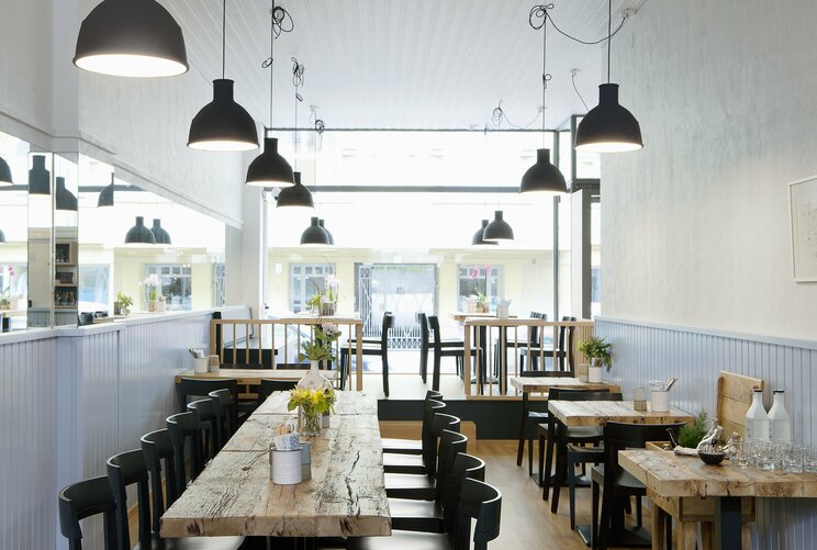 改装後の「Ravintola KAMOME」はペールブルーを基調としたさわやかで開放的な店内に（提供／小川秀樹氏）