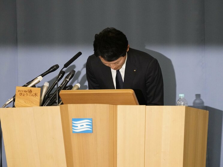 3月26日、記者会見でパワハラについてお詫びし頭を下げる斎藤元彦知事（撮影／集英社オンライン）