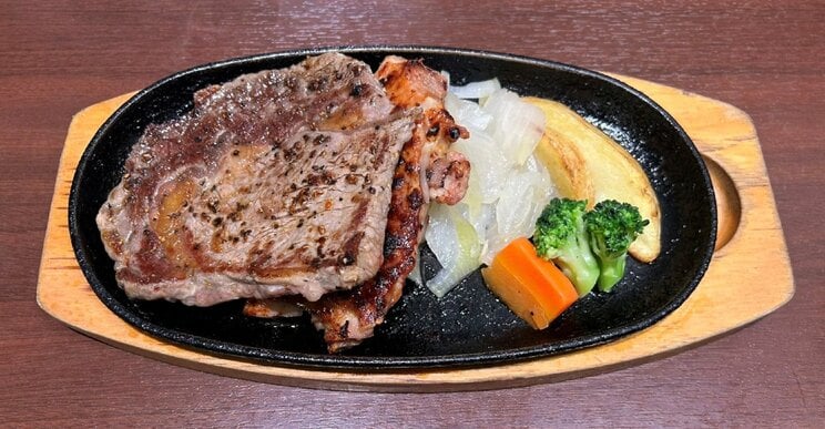 リブステーキ130gとチキンステーキ120gのコンボセット 1590円(まのさん(@This__is__Japan)提供)