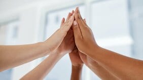 「会議でいくら建設的な議論を積み重ねても、鶴の一声ですべてが決まる…」権力者の論理が優先される現代社会に対抗しうる「対話」の重要性とは