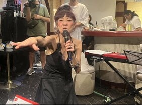 「ウチが西成の坂田佳子じゃあ! 命を削ってでも私の歌で救うで!」“西成の歌姫”魂の路上ライブに全国からファンが押し寄せる理由