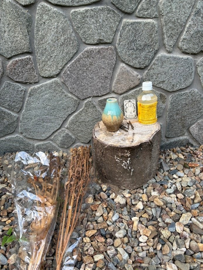トイレの裏手ではご焼香があげられていた（撮影／集英社オンライン）