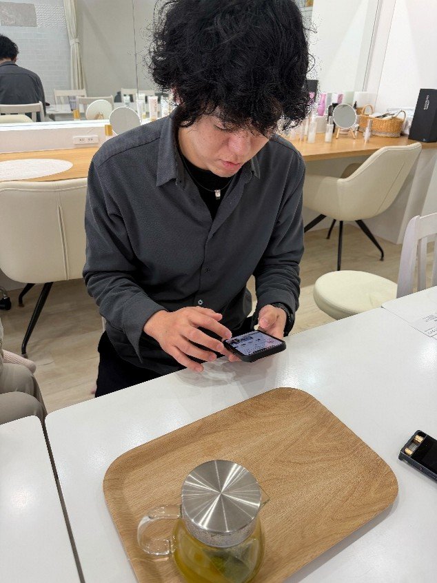 スマホをみつめる恭宏さん（撮影／集英社オンライン）