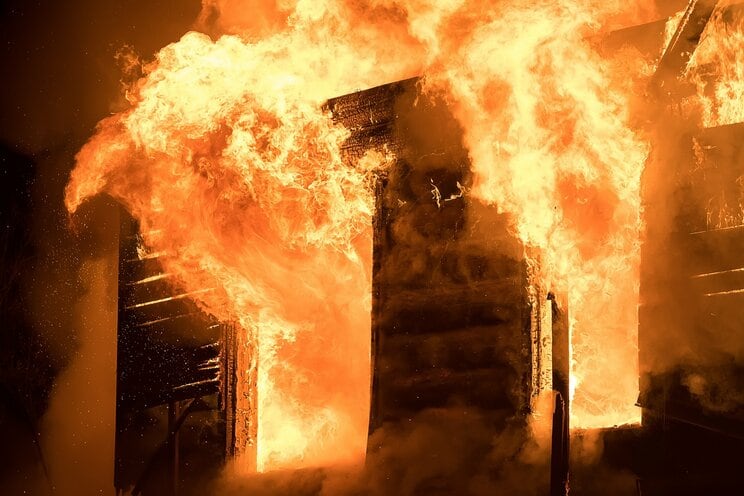 「燃えてる。うちはダメ……。もう、もう、焼け落ちた……」2度の火災で北九州・旦過市場の老舗映画館が焼け落ちた日_2