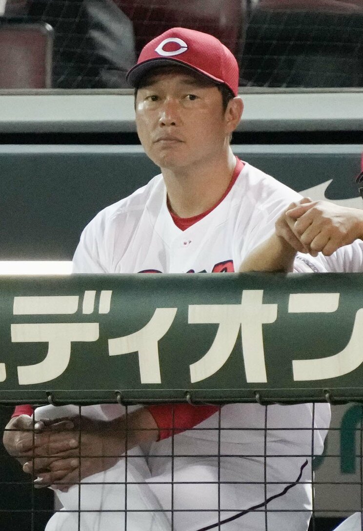 今季が勝負年となる広島・新井監督　写真／共同通信社