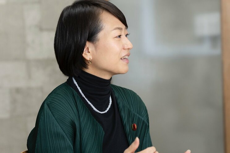 自身の幼少期を語る鈴木貴子議員　撮影／齋藤周造