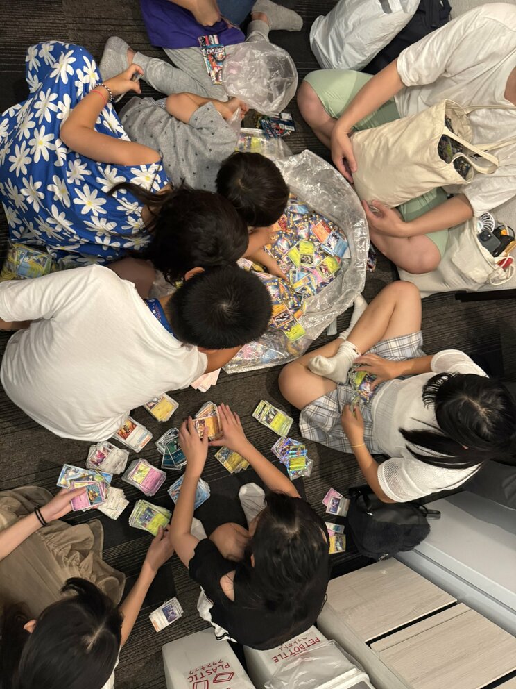 ポケモンカードで遊ぶ子どもたち