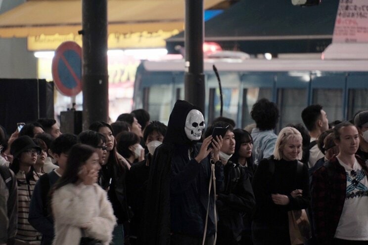 〈2023ハロウィーン〉渋谷の街から仮装・バカ騒ぎする若者が消えた！「（コスプレ）ダメだよダメ、ダメ～」警察官に注意された黒ひげ危機一髪男は段ボールを自ら破壊。ハチ公出口も喫煙所も閉鎖…渋谷区が本気だしてきた！_24