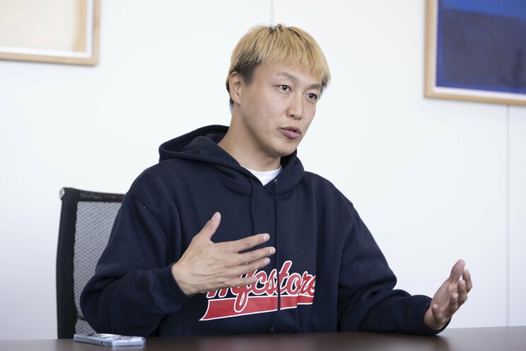 昨今の恋愛について話すお見送り芸人しんいち　撮影／齋藤周造