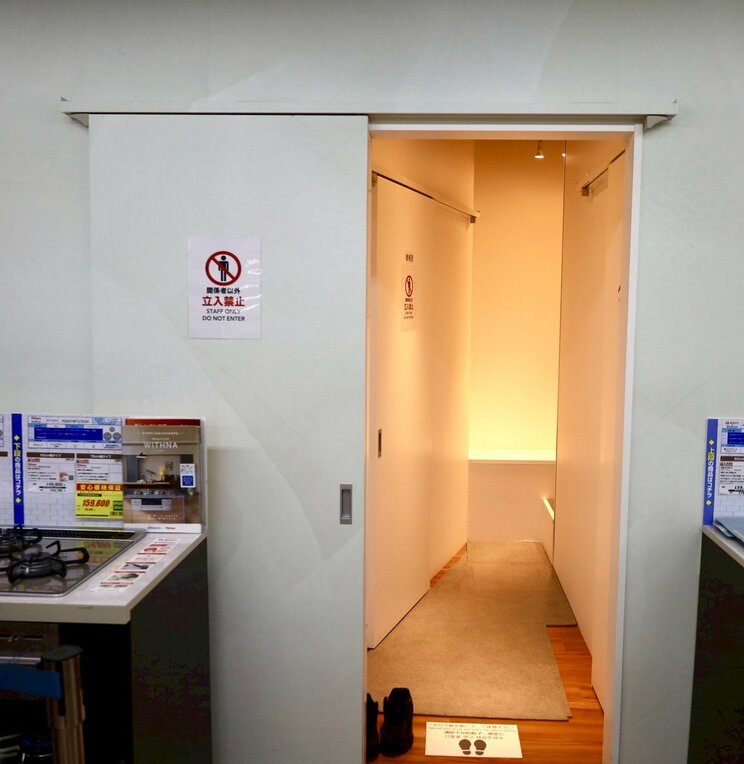 更衣室と機械室特設ブース（撮影／集英社オンライン）