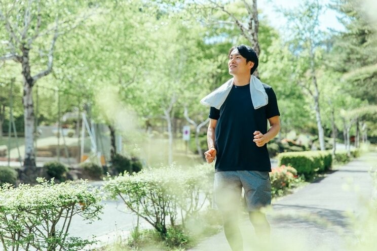散歩するイメージ　写真／Shutterstock
