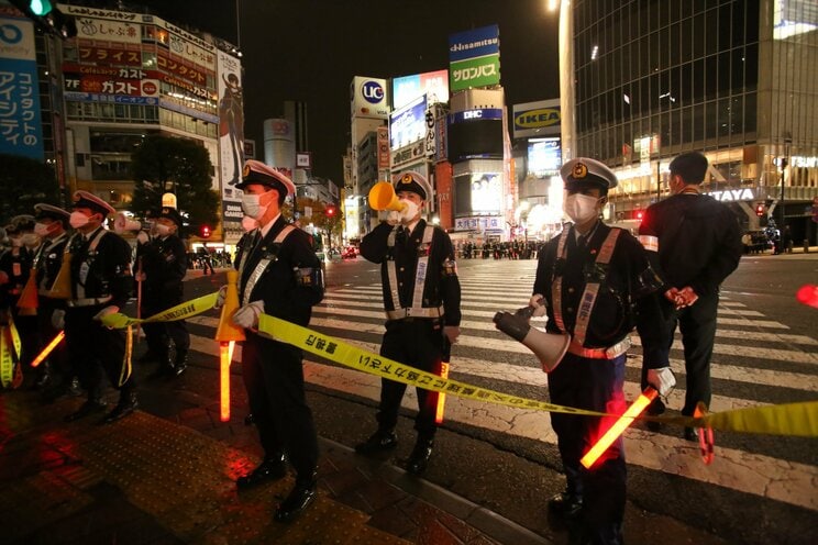 2022年カタールW杯の日本対ドイツ戦後、渋谷のスクランブル交差点で誘導する警察官誘導する警察官（写真／集英社オンライン編集部）