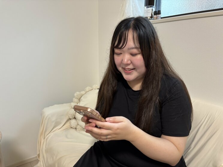 クラウスさんと会話するkanoさん（写真／集英社オンライン）