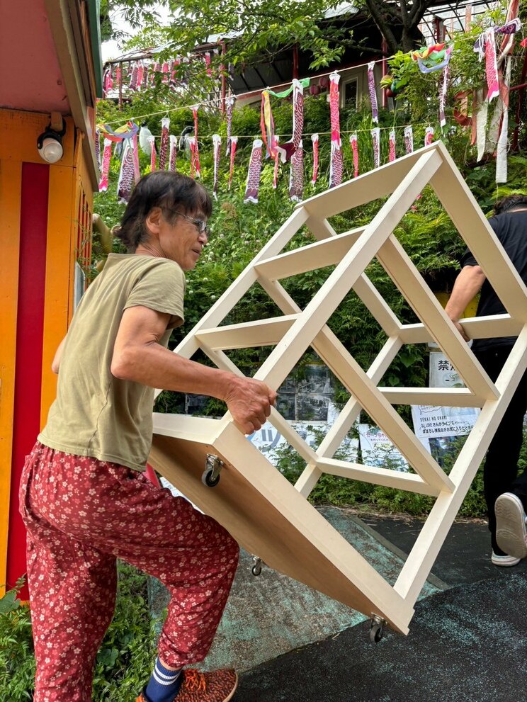 この日も新たな展示品が届くため、閉園後、作業着に着替えて搬入作業をする別人のようなセーラちゃん