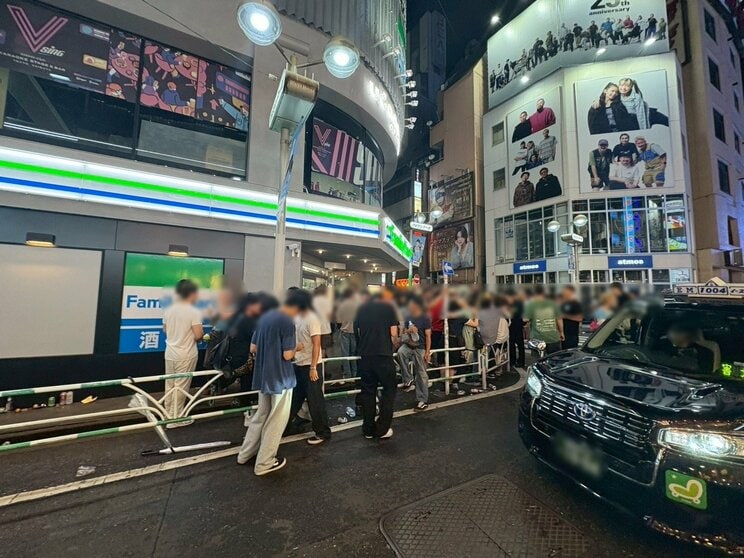 クラブ近くの路上には多くの外国人がたむろし、タクシーのクラクションが鳴り響く場面もあった（撮影／集英社オンライン）