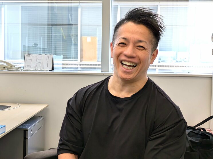 エネルギッシュに話す岡田さん　