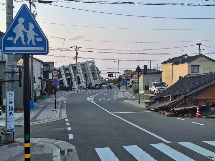 危険なのは、倒壊した五島屋ビルだけではない。周辺を歩くと、至るところでマンホールが歩道から飛び出していたり、歩道自体がガタガタで歩行困難になっていたりする場所が多い（写真／幸多潤平）