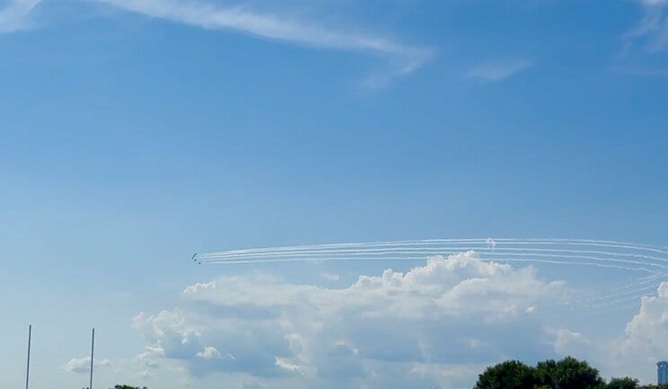 開幕日（4月13日）に悪天候で中止された航空自衛隊の曲技飛行隊「ブルーインパルス」の展示飛行も7月12、13日に行なわれた。