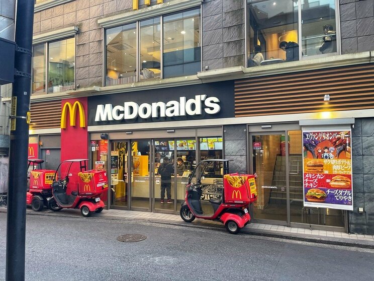 転売問題が続くマクドナルドの外観　写真／shutterstock