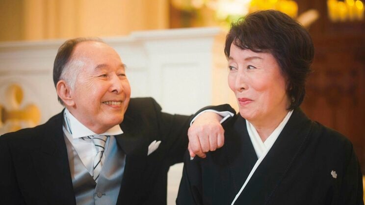 映画『お終活３ 幸春！ 人生メモリーズ』に出演している高畑淳子さん（右）と橋爪功さん（左）（写真／（C）2026「お終活３」製作委員会）