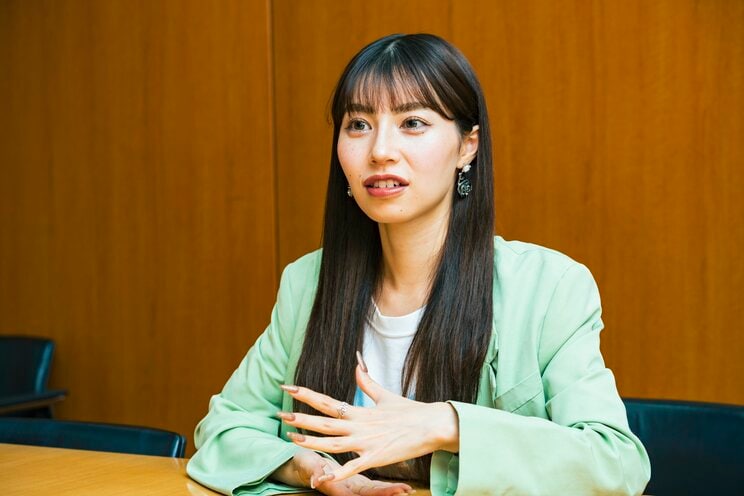メディア露出急上昇中の芸人・りなぴっぴ、3度の飯よりタバコ好き⁉︎ 好きなタイプは「人だと思える方」…沼る人続出の個性的な魅力に迫る_2