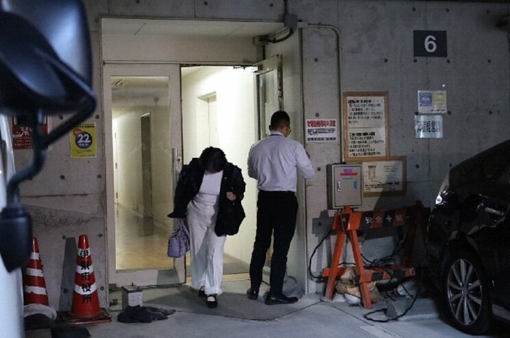 8月6日 午後6時ごろ、退庁の際メディアに頭を下げる田久保市長（撮影／集英社オンライン）