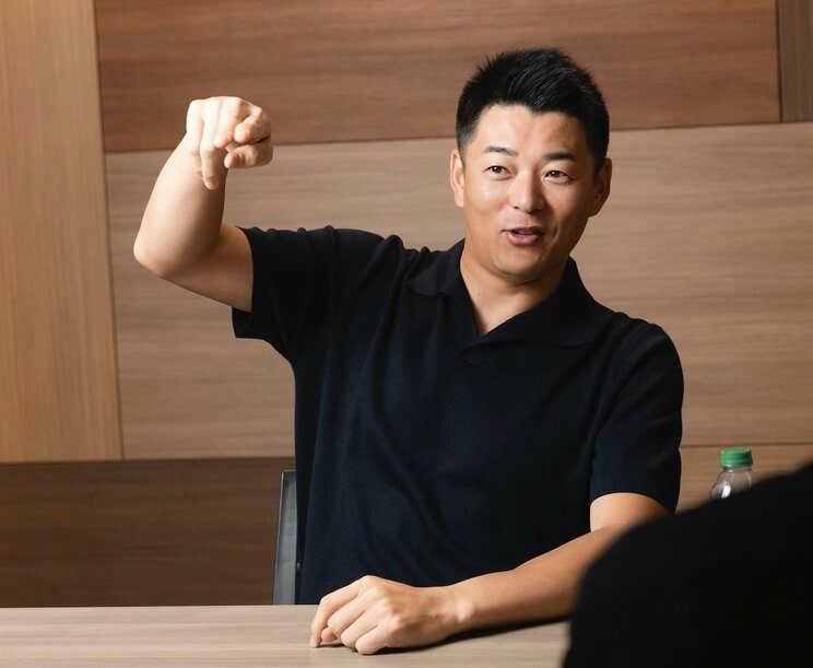 2軍キャンプ初日を振り返りながら話す高森勇旗　（撮影／矢島泰輔）