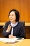 小川洋子（おがわ・ようこ）
1962年岡山市生まれ。早稲田大学第一文学部卒。88年「揚羽蝶が壊れる時」で海燕新人文学賞を受賞。91年「妊娠カレンダー」で芥川賞受賞。2004年『博士の愛した数式』で読売文学賞と本屋大賞、同年『ブラフマンの埋葬』で泉鏡花文学賞を受賞。06年『ミーナの行進』で谷崎潤一郎賞受賞。07年フランス芸術文化勲章シュバリエ受章。13年『ことり』で芸術選奨文部科学大臣賞受賞。20年『小箱』で野間文芸賞を受賞。21年紫綬褒章受章。26年『サイレントシンガー』で毎日芸術賞受賞。『掌に眠る舞台』『耳に棲むもの』ほか著書多数。