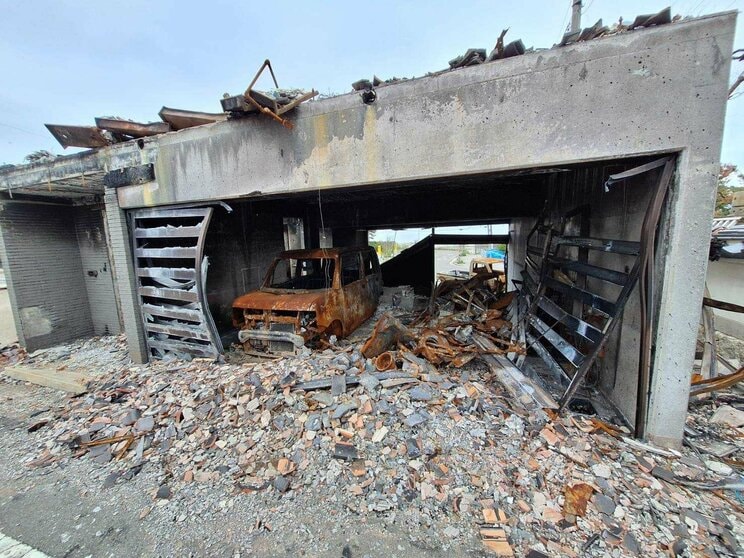 〈能登半島地震から4カ月〉倒壊した家屋の前に並べられた猫の置物の理由、ガレキに供えられた花…家も職も失った酒屋店主は「最近1番うれしかったことは仮設住宅に入れたこと」　_12