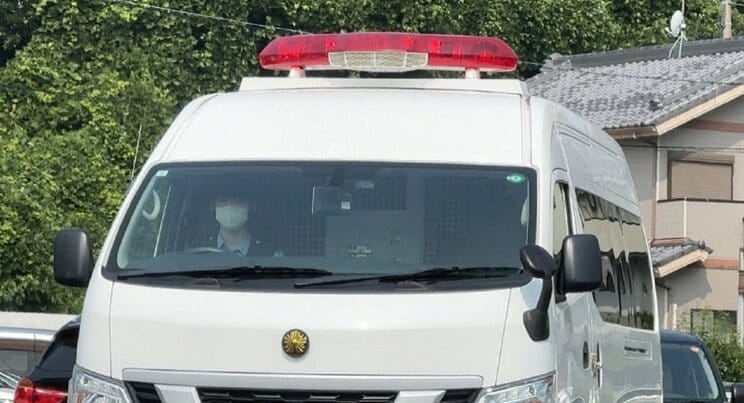 送検される山下容疑者（撮影/集英社オンライン）