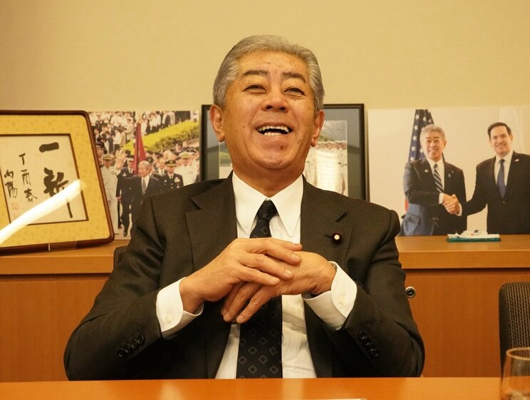 12月18日、「ハニトラにかかったってネットで言われています」との質問を笑い飛ばす岩屋毅前外相。この後、真顔になりネットの誹謗中傷に怒りをあらわにした（撮影／集英社オンライン）