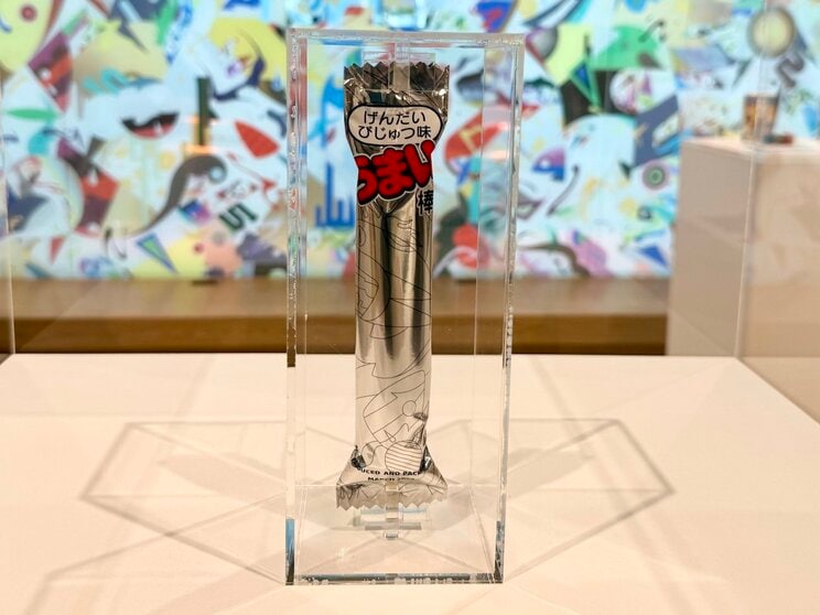 現代美術家・松山智一氏と株式会社やおきんが共同開発した1本10万円のうまい棒《げんだいびじゅつ味》。50本限定だった（写真／集英社オンライン）
