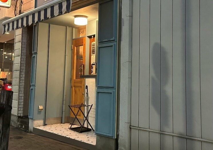 蔵前にはこのようなおしゃれな外観のカフェが多い ※写真は蔵前にあるカフェで前後のコメントとは関係ありません(撮影/集英社オンライン)