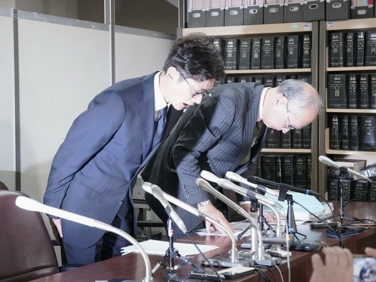 会見で、謝罪し頭を下げる国分太一（撮影／集英社オンライン）