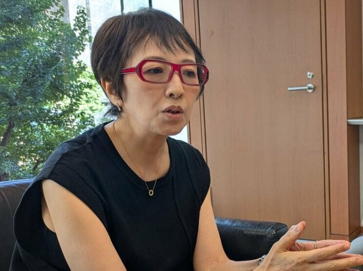 ヤンヨンヒ　大阪市生まれ。 朝鮮大学校卒。 米ニュースクール大大学院修士課程修了。 父が朝鮮総連の幹部で3人の兄が帰国された。自身の家族についてのドキュメンタリー「ディア・ピョンヤン」「愛しきソナ」を発表し、その後、自身の家族をモデルにした劇映画「かぞくのくに」の脚本では読売文学賞を受賞