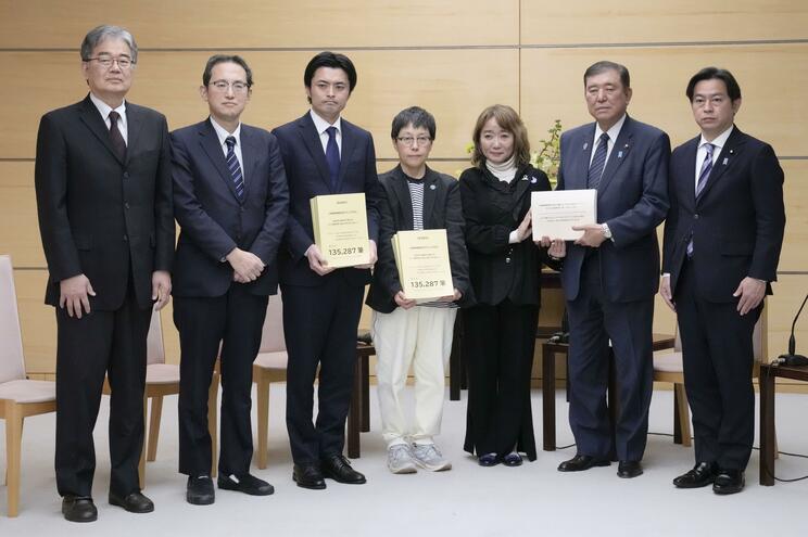 今年の春、ひとまず「見直し」案は凍結されたのだが…（写真／共同通信社）