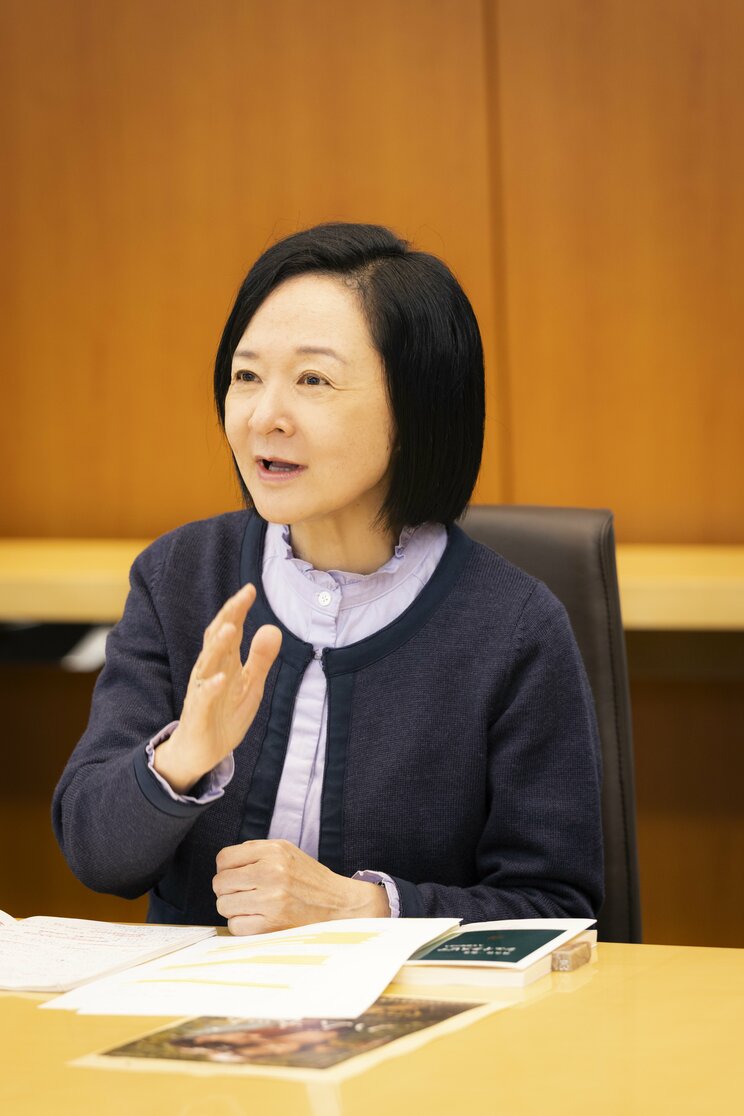 小川洋子（おがわ・ようこ）
1962年岡山市生まれ。早稲田大学第一文学部卒。88年「揚羽蝶が壊れる時」で海燕新人文学賞を受賞。91年「妊娠カレンダー」で芥川賞受賞。2004年『博士の愛した数式』で読売文学賞と本屋大賞、同年『ブラフマンの埋葬』で泉鏡花文学賞を受賞。06年『ミーナの行進』で谷崎潤一郎賞受賞。07年フランス芸術文化勲章シュバリエ受章。13年『ことり』で芸術選奨文部科学大臣賞受賞。20年『小箱』で野間文芸賞を受賞。21年紫綬褒章受章。26年『サイレントシンガー』で毎日芸術賞受賞。『掌に眠る舞台』『耳に棲むもの』ほか著書多数。