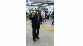 「人間じゃなくて猿に見えるよ」と当時のプロデューサーに言われたウィッキーさんは!?『ズームイン!!朝!』英会話コーナーのギャラとハプニング、サンコンさんに間違えられたことも…