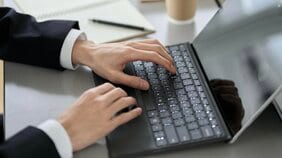 リテラシー、ステークホルダー、アサイン……メールや企画書で「カタカナ語」はどれくらい使っていいの？