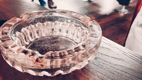 ホストにはまった自分に金を出してくれない家族にぶちぎれ…ガラスの灰皿で祖母に全治3カ月のケガを負わせた“地元名士”の娘の言い分
