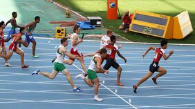 躍動する日本人スプリンター。400mリレーの「逃げ切り戦略」とは?