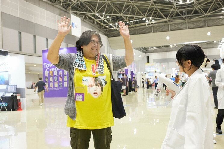 マネージャーのまねたさんにスプレーを吹きかけるちゅきめろでぃさん