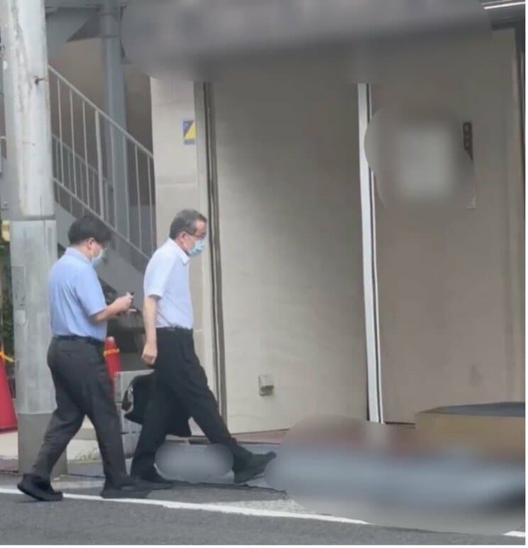 ソープ店に入る吉崎被告と佐藤被告（関係者提供）