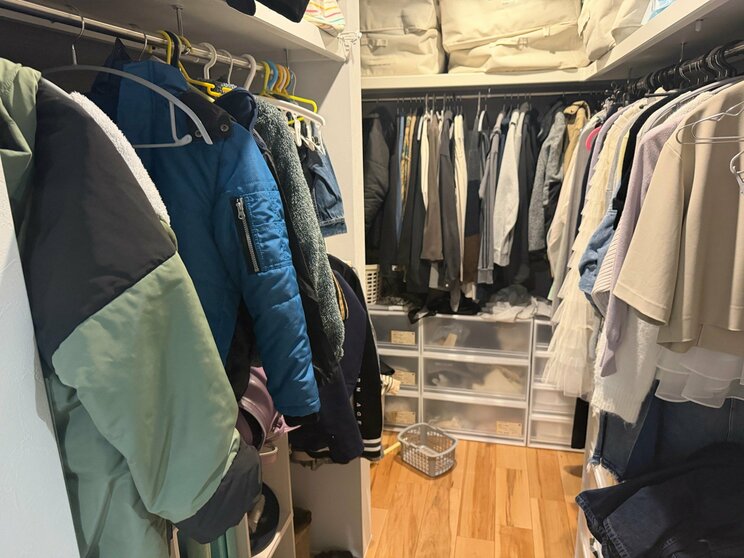 玄関付近のびっしりとつまった大きなクローゼット