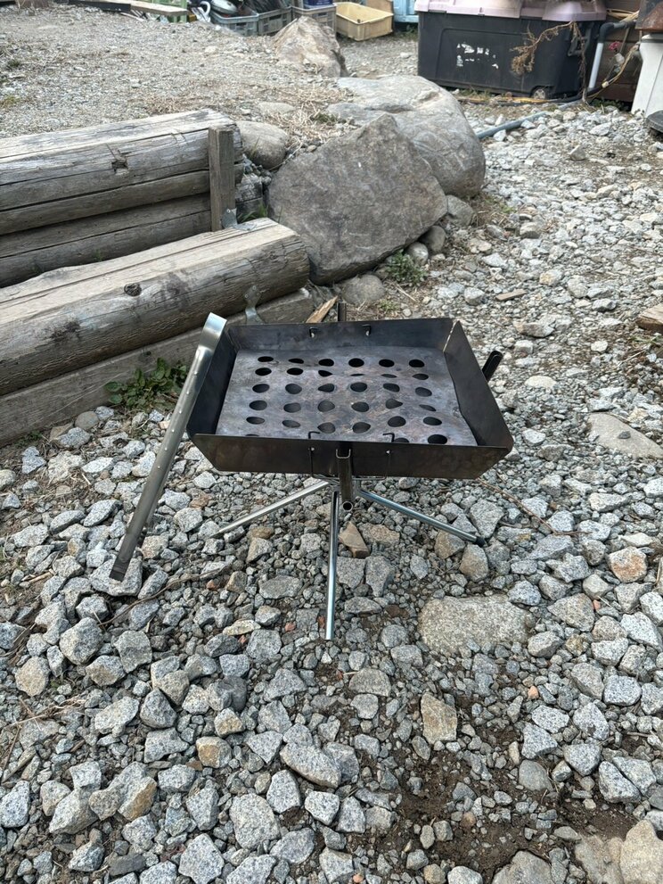 たき火はたき火台でおこなわれていた(撮影/集英社オンライン)