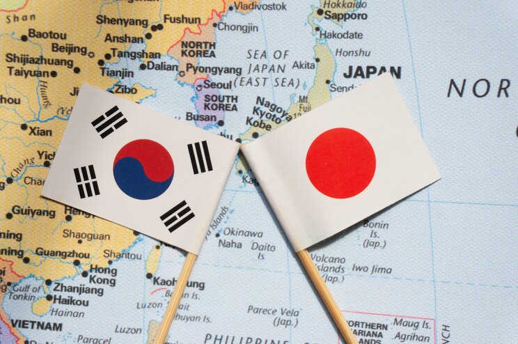 日本と韓国の国旗（写真／Shutterstock）