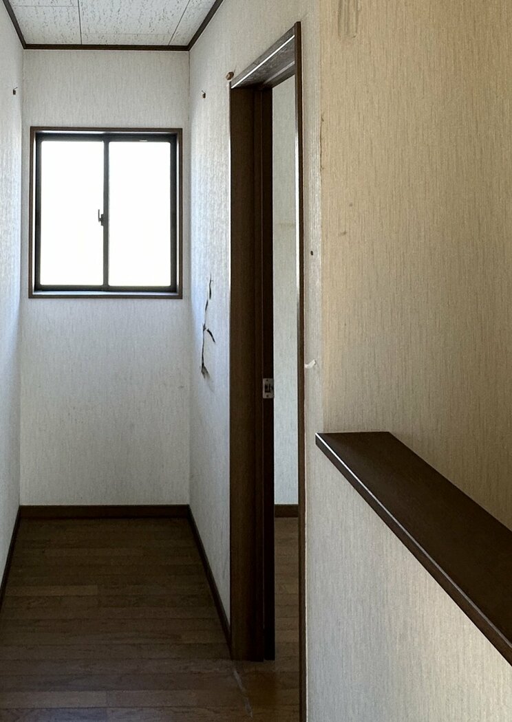 廊下にも穴が貫通している