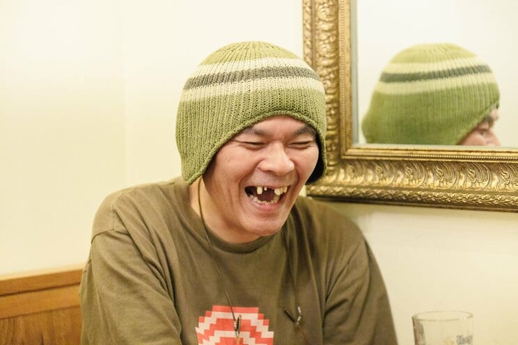 インタビューに応じる知久寿焼氏