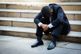 47.2歳が人生で“一番不幸”と感じる年齢。自分の可能性は消え、増える「息子介護」…超高齢化社会に生きる40代に訪れる“ミッドライフクライシス”とは